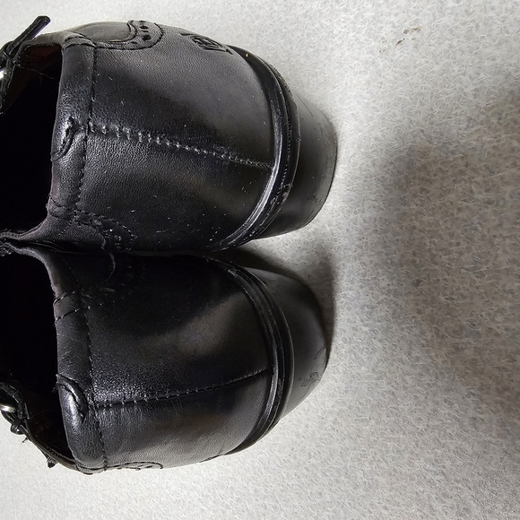 Earth Origins Black Mules with Chunky Heel - Picture 5 of 8